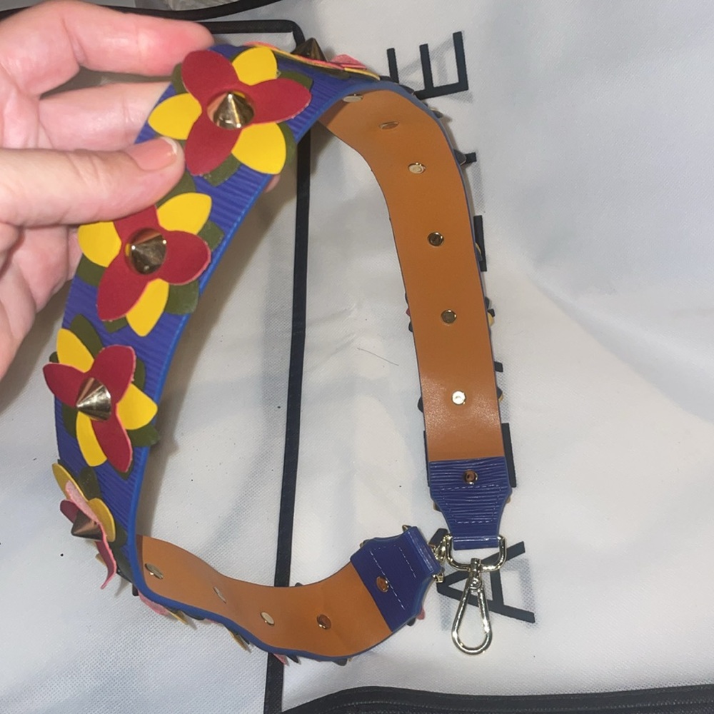 Thick blue floral 3d strap nwot Francesca’s blue yellow burgundy green gold claw